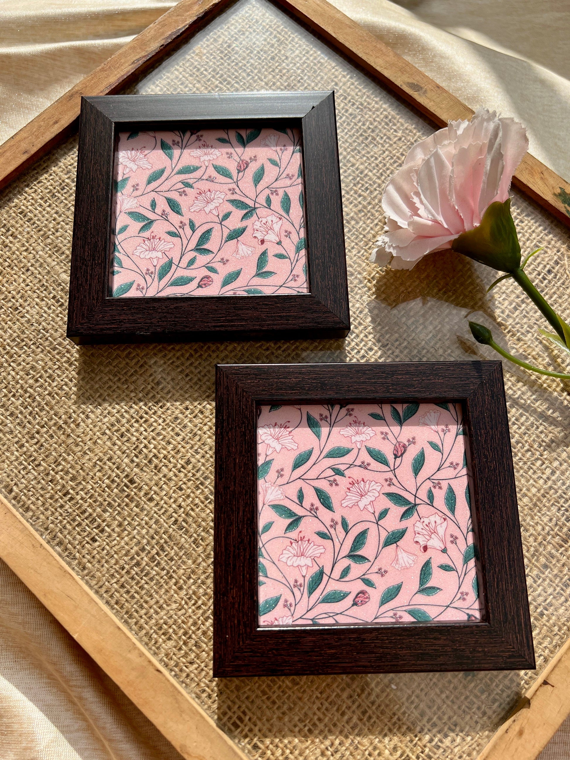 Blush pink floral coaster with vines – a luxury touch for home décor and coffee styling
Elegant sparkle-coated coaster with delicate florals, perfect for gifting and everyday use