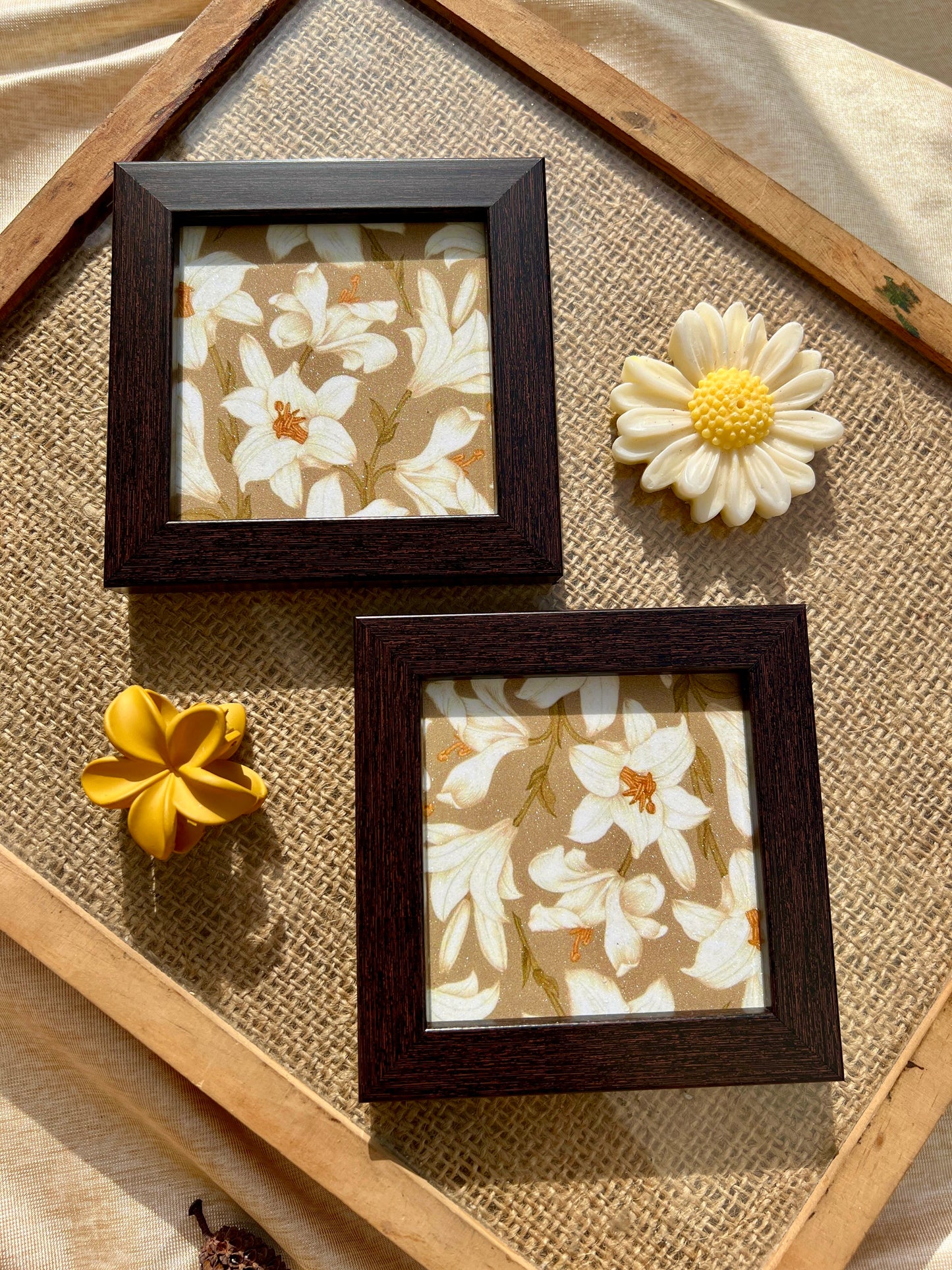 Ivory lily coaster with a soft beige base, perfect for luxury home décor or gifting.
Elegant floral coaster framed in wood, sparkle-coated and designed for modern interiors