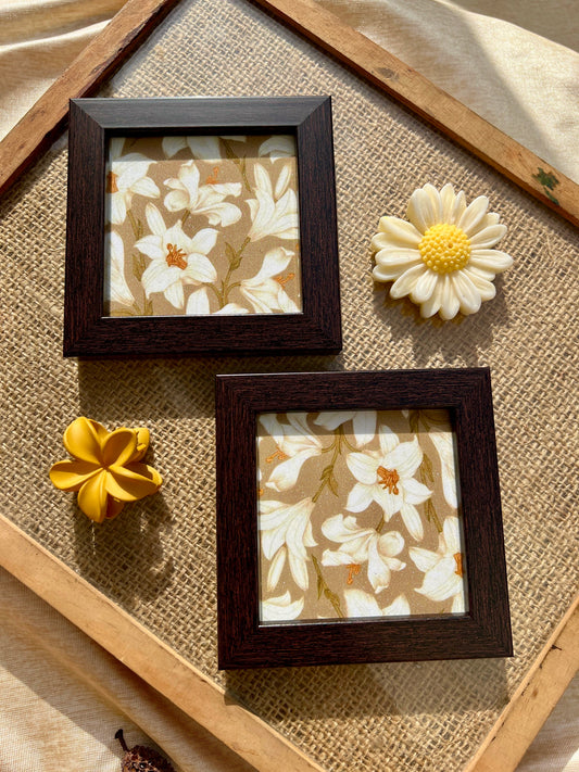 Ivory lily coaster with a soft beige base, perfect for luxury home décor or gifting.
Elegant floral coaster framed in wood, sparkle-coated and designed for modern interiors