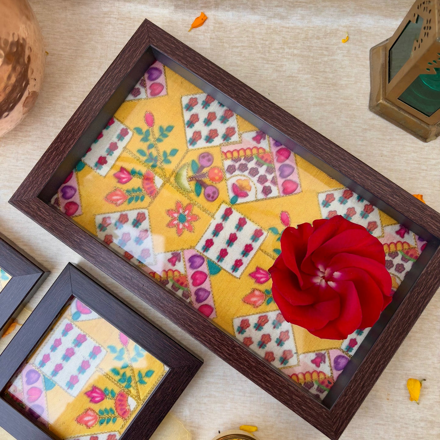 designer tray with flower pattern for décor styling
light and elegant floral tray for serving beverages
floral tray for festive and intimate gatherings