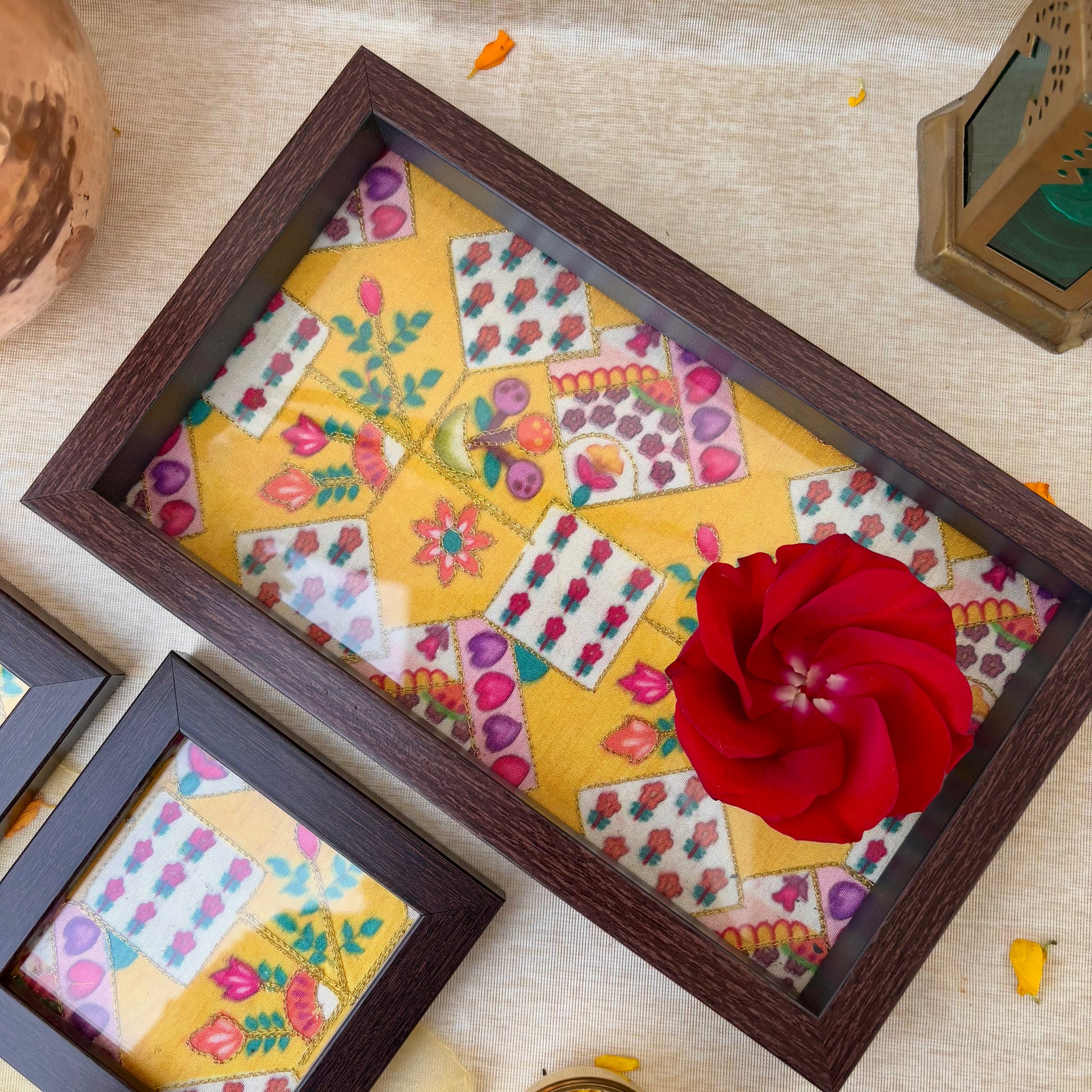 designer tray with flower pattern for décor styling
light and elegant floral tray for serving beverages
floral tray for festive and intimate gatherings